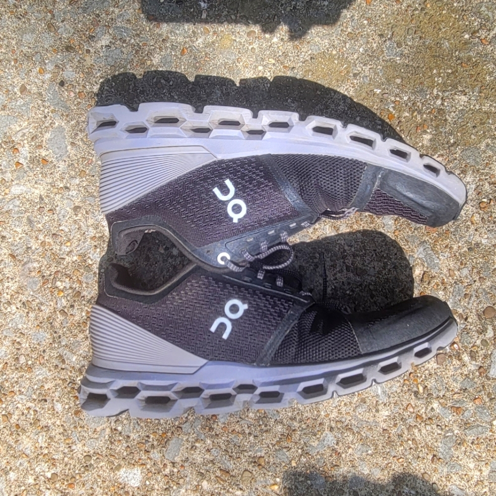 On womens Cloudstratus tennis shoes